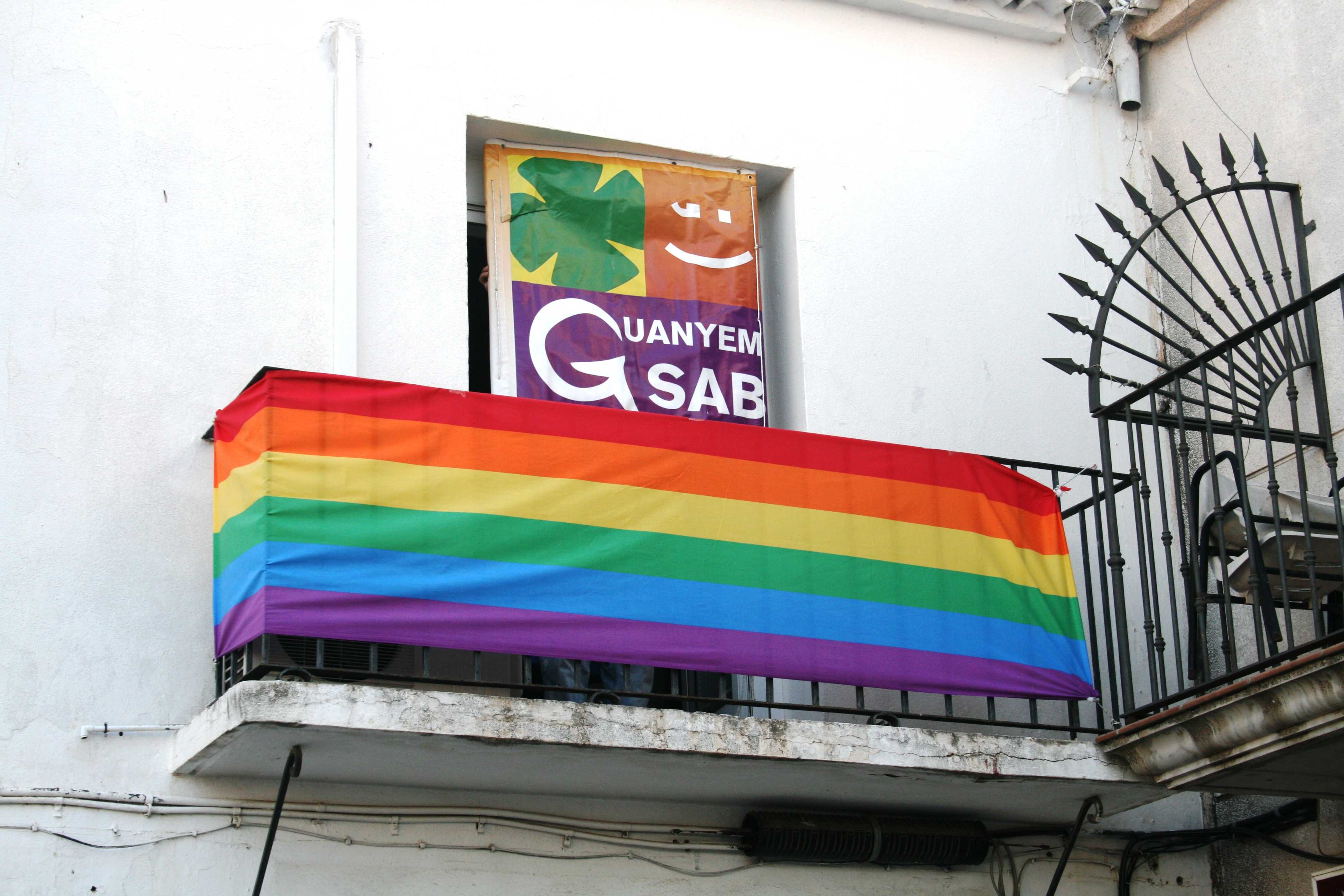 Bandera LGTBI a la balconada del despatx de GuanyemSAB 27-06-16 001